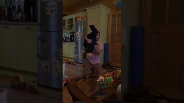Детское сальто - как ребенок делает сальто назад. 3-летний Гришка отрабатывает трюки дома. смотреть онлайн