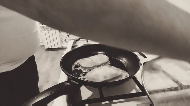 Сегодня я приготовил гренки с моим другом , реакция на них в конце!!!