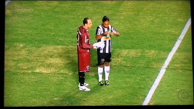 Гениальный гол Рональдиньо!!! Ingenious and very cunning goal Ronaldinho смотреть онлайн