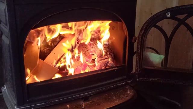 Затишна атмосфера каміну та звук багаття . Для гармонізації нервової системи та простору. смотреть онлайн