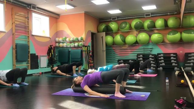 Лечебная физкультура для поясницы с массажным роллом ЧАСТЬ 2 смотреть онлайн