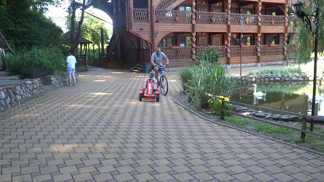Даховская Слобода 2 катаемся на великах и на машинке смотреть онлайн