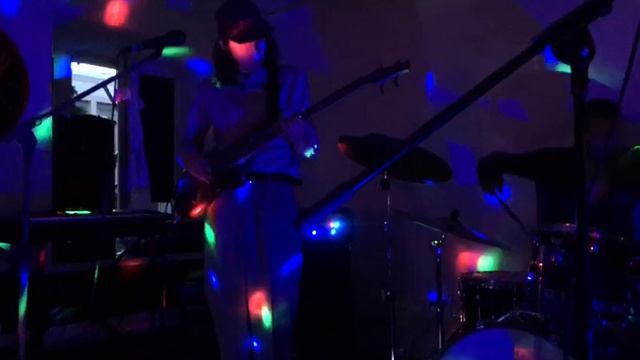 ШУМ//КОНЕЦ СОЛНЕЧНЫХ ДНЕЙ - ЧУВСТВУЮ СЕБЯ ЧУЖИМ (LIVE @ BUKOWSKI | ОМСК) смотреть онлайн