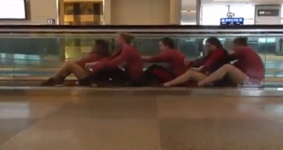 Когда скучно в аэропорту смотреть онлайн