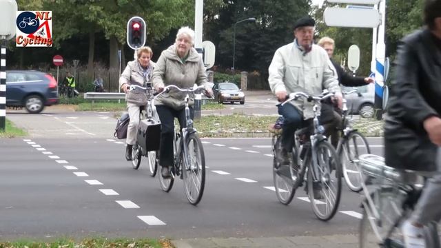 Women cycling in The Netherlands [375] смотреть онлайн