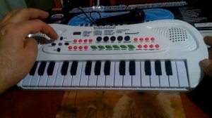 Детский синтезатор с микрофоном.