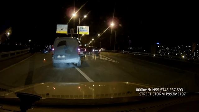 Чувак въехал в ограждение смотреть онлайн