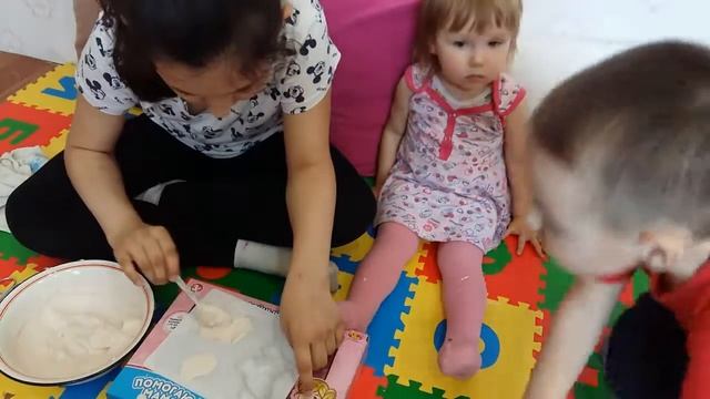 Дети лепят фигуры из гипса, поделки из гипса, творческие занятия с детьми смотреть онлайн