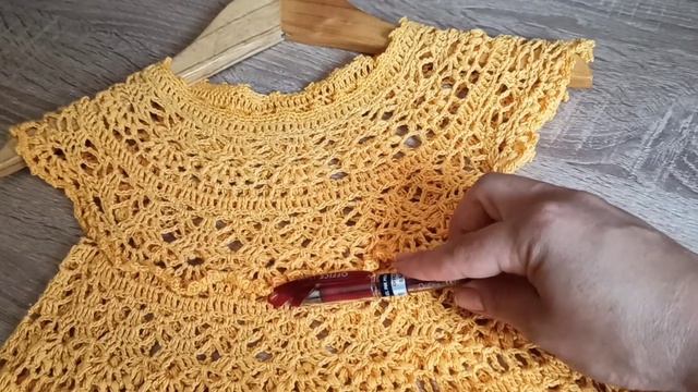 Летнее ажурное платье для девочки на круглой кокетке крючком. Обзор. Схема смотреть онлайн