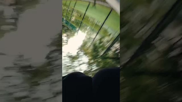 В интернетах всплыло видео, где курьер-паркурщик раскатал грабителя и спас посылку. смотреть онлайн