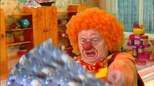 Упаковка подарков - дело непростое. Поделись идеями с Клепой и Шпилькой!