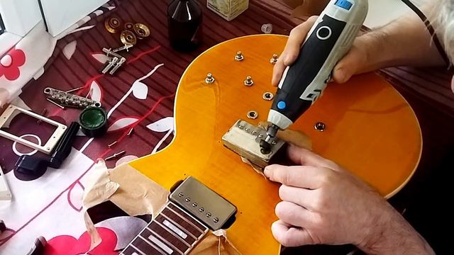 На обслуживании электрогитара Cort CR250