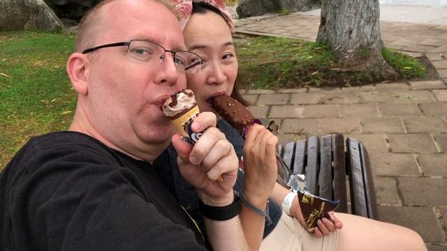 A walk around Century Park in Shanghai, China on August 4, 2019 смотреть онлайн