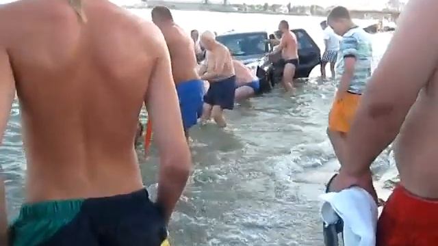 Вытаскиваем джип из Чёрного моря смотреть онлайн