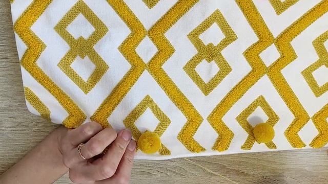 Отделка декоративной подушки помпонами смотреть онлайн