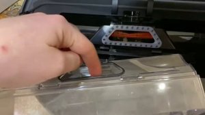 Как открыть контейнер робота-пылесоса