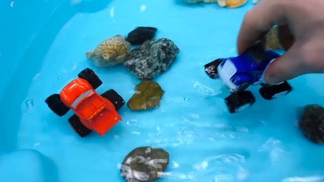 Машинки Вспыш и Крушила: полет в бассейн! Тук-тук шоу смотреть онлайн