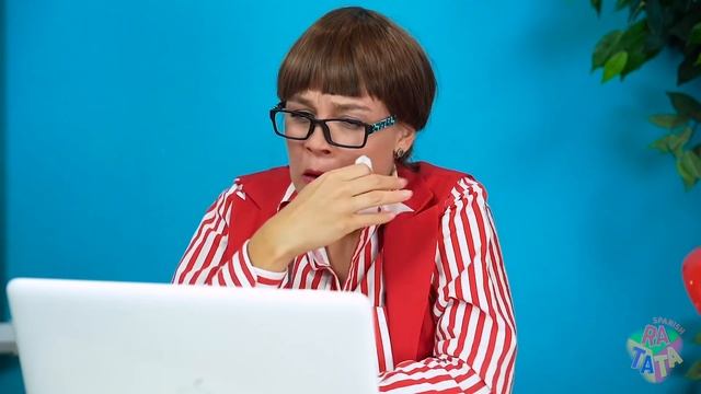 8 BROMAS ESCOLARES || Trucos geniales y bromas del regreso a clases para maestros de RATATA смотреть онлайн