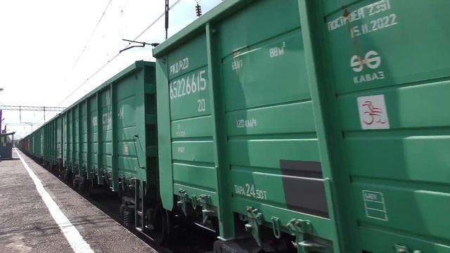 Электровоз 2ЭС5К-347 с грузовым поездом смотреть онлайн