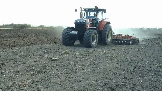 Трактор Versatile 280 + дисковая борона MF U710 смотреть онлайн