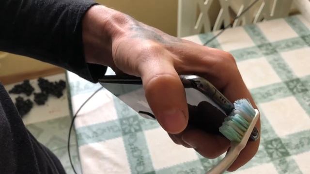 Чистка порта зарядного устройства на iPhine X смотреть онлайн