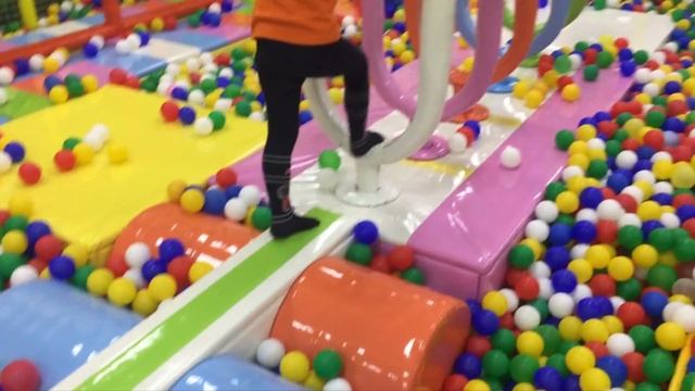 Лёша "К" - Развлекается на игровой площадке (парке) СТРАНА МАДАГАСКАРИЯ ТЦ Русь г.Тольятти смотреть онлайн