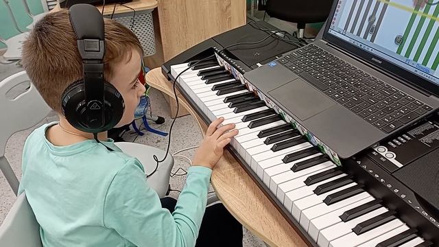 Soft Mozart: Игра партии правой руки R1 с сольфеджированием смотреть онлайн