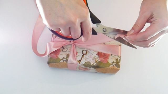 Как упаковать подарок в упаковочную бумагу + Как сделать бант из ленты смотреть онлайн