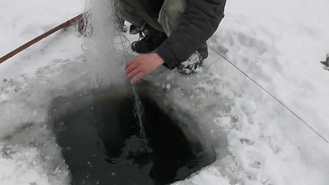 Зимняя рыбалка сетью, как ставить, как проверить, как ловить #ru_kompass #рыбалка #зимняярыбалка смотреть онлайн