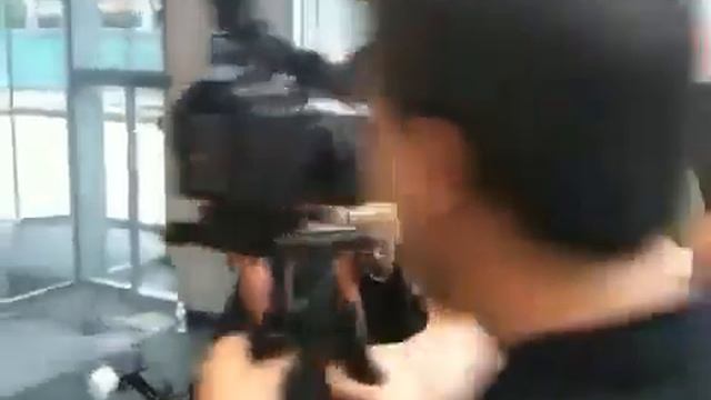 Как сделать фото подружки невесты держат на руках жениха смотреть онлайн