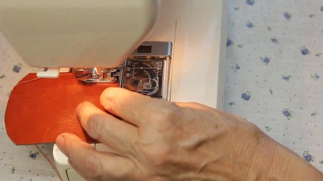 Срезала кожзам со старой сумки. Использую до последнего кусочка. смотреть онлайн