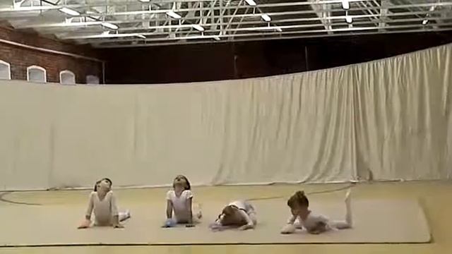ВЫСТУПЛЕНИЕ МАЛЕНЬКИХ ГИМНАСТОК НА НОВОГОДНЕМ ПРАЗДНИКЕ.