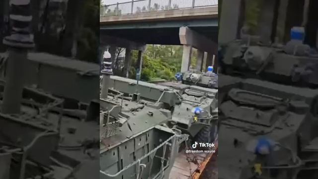 1❗️Военкоры делятся кадрами перемещения целых эшелонов американской техники Если видео актуальное - смотреть онлайн
