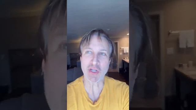 Bronson Pinchot смотреть онлайн