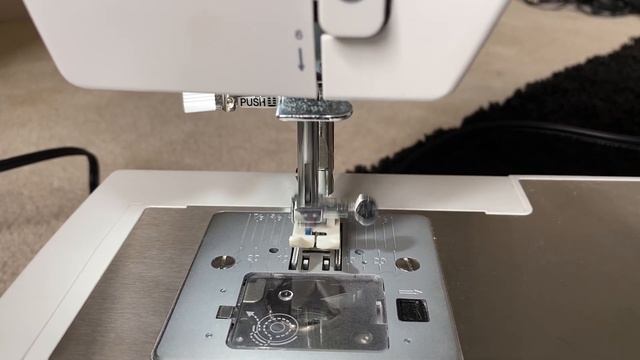 Working Singer Scholastic Sewing Machine Model 5523 смотреть онлайн