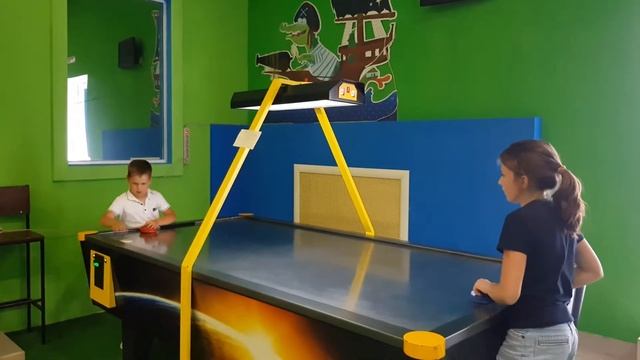 Аэрохоккей— игра с участием двух игроков. Air hockey смотреть онлайн