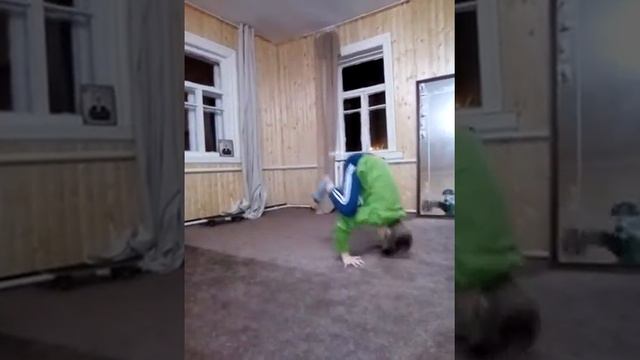 Зомби са светящимися глазами учит бэби фризу смотреть онлайн