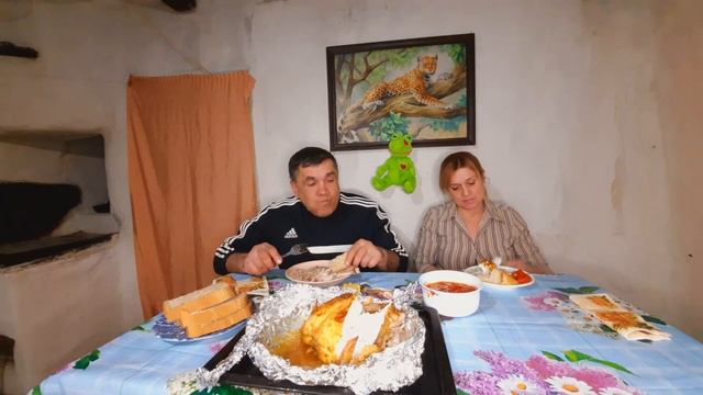 Ужин начинается. Сегодня традиционная курица. Еле вытащили. Как обычно тает во рту смотреть онлайн