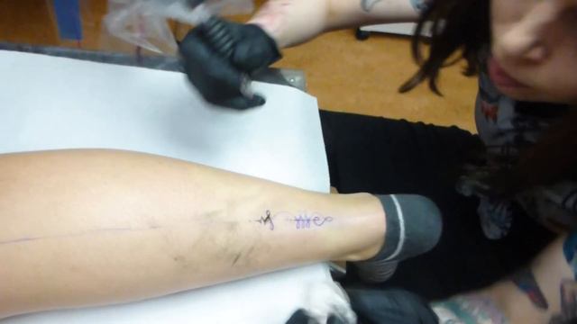 Sarah tattooing an unalome @ house of tattoos Amsterdam. смотреть онлайн
