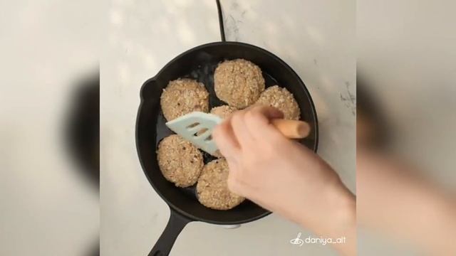 Куриные котлеты в томатном соусе? смотреть онлайн