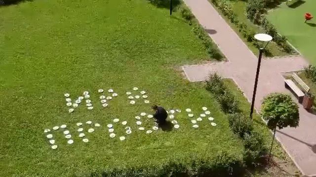 💁♂️ В Петербурге парень написал «Ира, прости», выложив его из 77 пирожных. смотреть онлайн