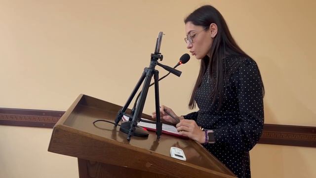 С докладом о внесении изменений в структуру Администрации выступила Ажа Джааева. смотреть онлайн