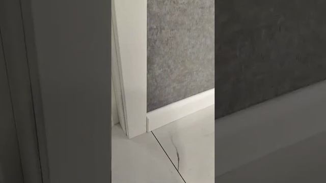 монтаж, установка, МДФ плинтус, вариант среза примыкание к двери, плинтус толще чем наличник