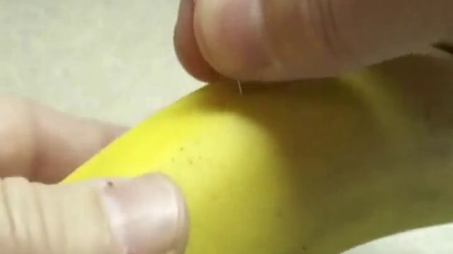 How to slice a banana without peeling it (a "magic" trick) смотреть онлайн