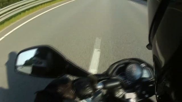 Бло на мото разогнала Bajaj Pulsar до 148 км/ч смотреть онлайн