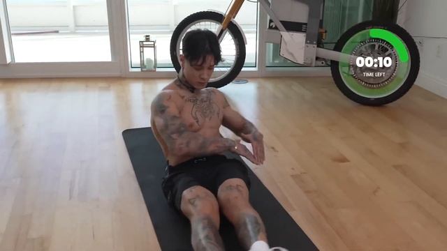 ЛЮБИМЫЕ УПРАЖНЕНИЯ КРИСА ХЕРИА НА ПРЕСС смотреть онлайн