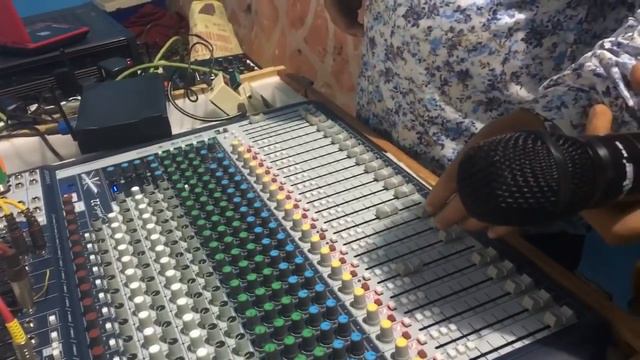 Live with soundcraft signature 22 mixer with setting for orchestra instruments смотреть онлайн