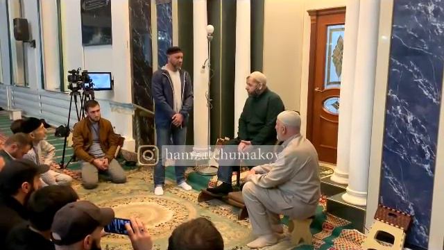 Парень принимает Ислам в Насыр-Кортской мечете 10.05.2019г. смотреть онлайн