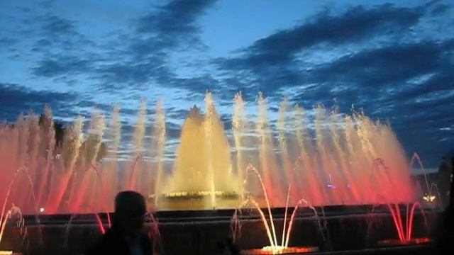 Magic Fountain in La Placa d'Espanya, Barcelona смотреть онлайн