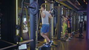 Подъем на носки на одной ноге в Смите